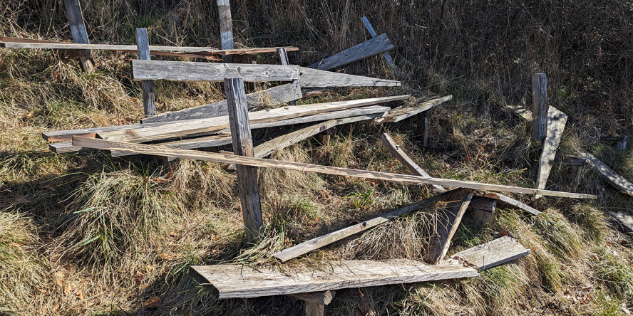 tables et bancs détruits